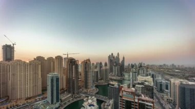 Dubai Marina hava sahasının en yüksek bloğundaki çeşitli gökdelenlerin görüntüsü.