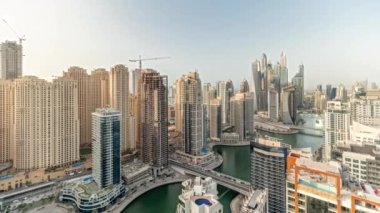 Panorama, Dubai Marina 'nın en uzun bloğundaki çeşitli gökdelenleri gösteriyor.