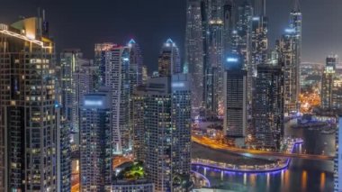 Dubai Marina hava sahasının en uzun bloğundaki çeşitli gökdelenlerin görüntüsü