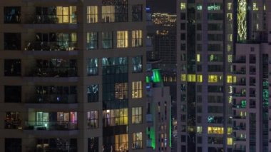 Parlak pencereli dış apartman karşılama binasının akşam manzarası