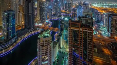 Dubai Marina hava sahasının en yüksek bloğundaki çeşitli gökdelenlerin görüntüsü.