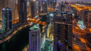 Dubai Marina hava sahasının en yüksek bloğundaki çeşitli gökdelenlerin görüntüsü.