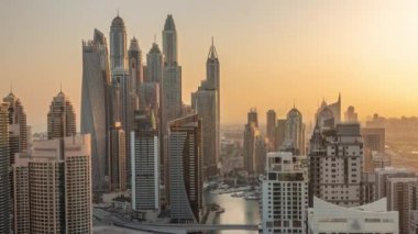 Dubai Marina Havaalanı 'nın en uzun bloğundaki çeşitli gökdelenlerin görüntüsü