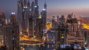 Dubai Marina hava sahasının en yüksek bloğundaki çeşitli gökdelenlerin görüntüsü.