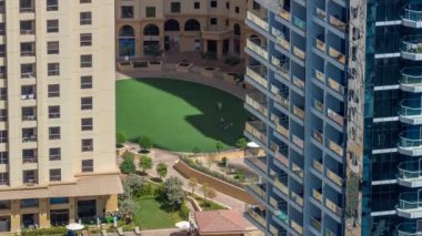 Çatıdaki yüzme havuzu yukarıdaki zaman diliminden, JBR bölgesindeki havadan izleniyor..