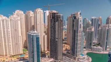 Jumeirah Plaj Konutu ve Dubai hava zaman çizelgesinde orijinal mimari sarı kuleler.