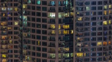 Parlak pencereli dış apartman karşılama binasının akşam manzarası