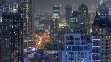 Dubai Marina ve Medya Şehri bölgelerinde modern gökdelenler ve ofis binaları ile hava saatleri.