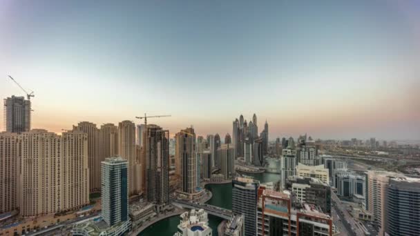 Widok różnych drapaczy chmur w najwyższym bloku wzajemnym w Dubai Marina anteny dzień do nocy timelapse — Wideo stockowe