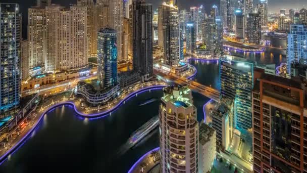 Vista de varios rascacielos en el bloque recidencial más alto de Dubai Marina aerial night timelapse — Vídeo de stock