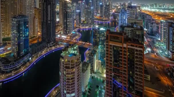 Vue de différents gratte-ciel dans le plus haut bloc recidential à Dubai Marina ciel nuit timelapse — Video