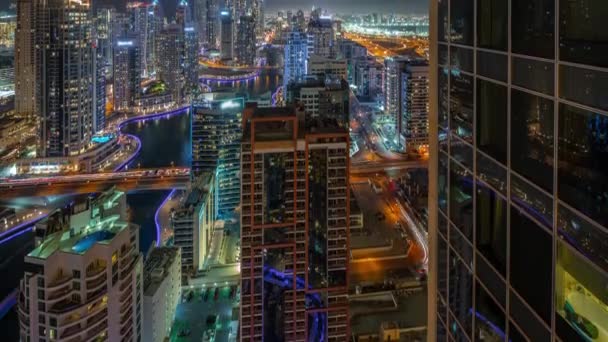 Widok różnych drapaczy chmur w najwyższym bloku wzajemnym w Dubai Marina antenowej nocy timelapse — Wideo stockowe