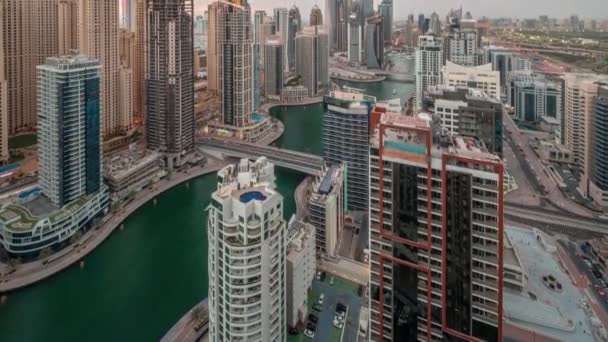 Pohled na různé mrakodrapy v nejvyšším recidivistickém bloku v dubajském přístavu ze dne na den — Stock video