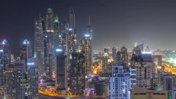 Widok różnych drapaczy chmur w najwyższym bloku wzajemnym w Dubai Marina anteny całą noc timelapse — Wideo stockowe