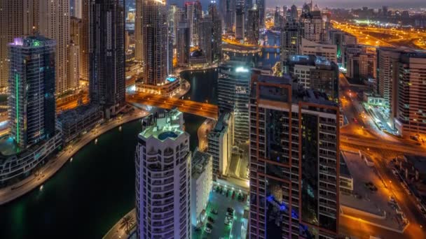 Vista di vari grattacieli nel blocco recidenziale più alto di Dubai Marina aerea notte a giorno timelapse — Video Stock