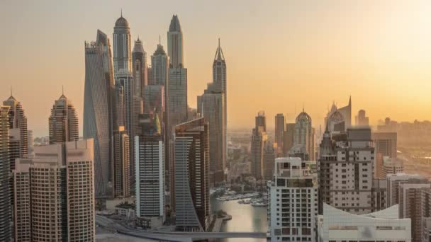 Vue de différents gratte-ciel dans le plus haut bloc recidential à Dubai Marina timelapse aérienne — Video
