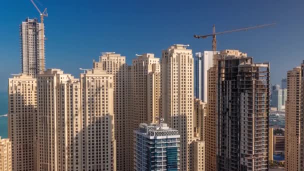 Jumeirah Beach Residence і оригінальна архітектура жовтих веж в Дубаї. — стокове відео