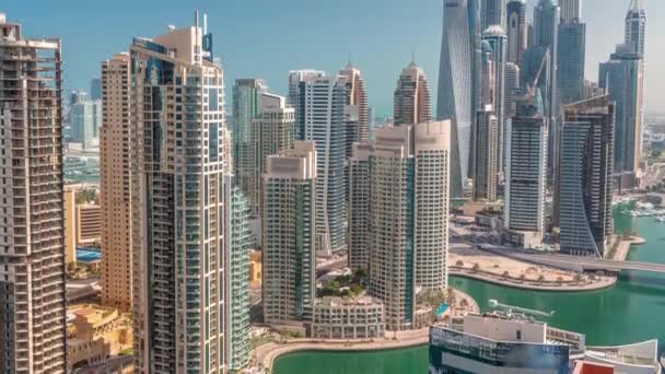 Uitzicht op verschillende wolkenkrabbers in hoogste recidentiële blok in Dubai Marina luchtfoto timelapse — Stockvideo