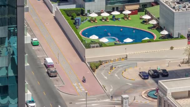 두 바이 마리나에서 공중에 떠 있는 공중 수영장, 위에서 본 옥상 수영장. — 비디오
