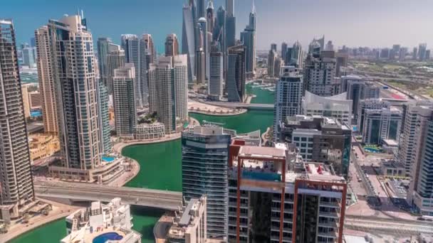 Вид на різні хмарочоси у найвищому потаємному блоці в Дубай Марина. — стокове відео
