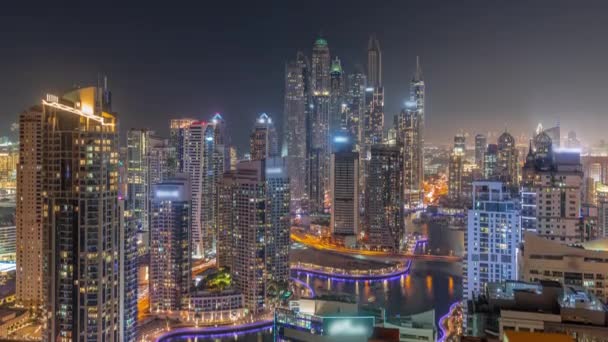 Vista de vários arranha-céus no bloco recidencial mais alto da Marina do Dubai — Vídeo de Stock
