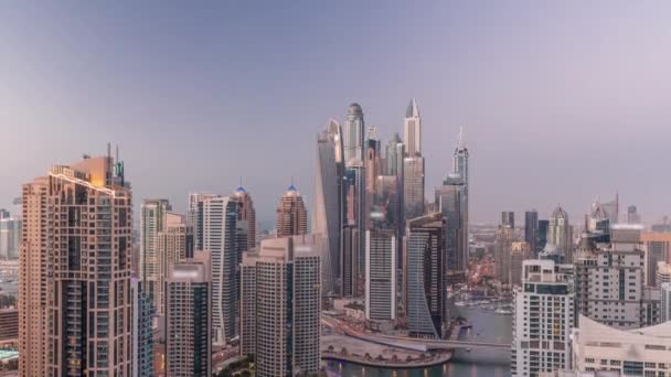 Widok różnych drapaczy chmur w najwyższym bloku wzajemnym w Dubai Marina anteny dzień do nocy timelapse — Wideo stockowe