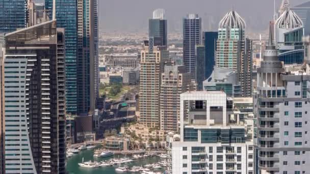 Dubai Marina en Media City districten met moderne wolkenkrabbers en kantoorgebouwen de hele dag door. — Stockvideo