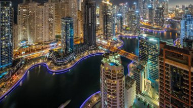 Dubai Marina ve JDR bölgesindeki çeşitli gökdelenlerin görüntüsü suni kanallı gece hava saatleri. Pek çok kule ve yat