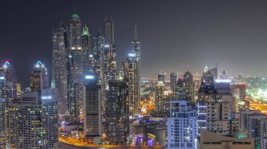 Dubai Marina hava sahasının en yüksek bloğundaki çeşitli gökdelenlerin gece saatlerinde yapay kanalla görüntüsü. Işıkları sönen bir sürü kule