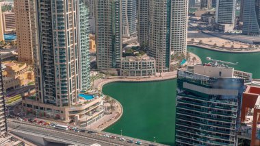 Dubai Marina Rıhtımı ve şehir gezinti zamanı yukarıdan. Kanallar boyunca modern yüksek gökdelenlere hava manzarası.