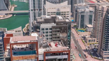 Dubai Marina 'nın gökdelenleri ve zaman tüneli yakınında kuleleri olan lüks bir semti var. İnşaat alanı ve caddelerde trafik olan gizli binalar.