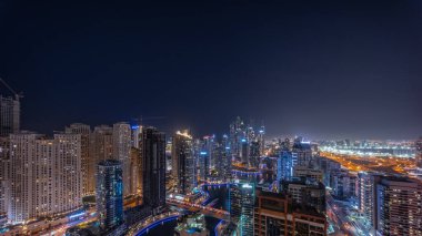 Dubai Marina hava sahasının en yüksek bloğunda bulunan çeşitli gökdelenlerin panoraması tüm gece boyunca yapay kanalla kaplandı. Pek çok kule ve yat