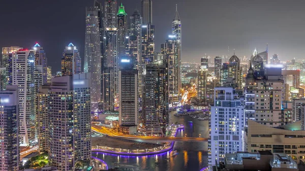 通过人工运河 俯瞰迪拜码头最高交点区的各种摩天大楼 许多塔楼和游艇 — 图库照片