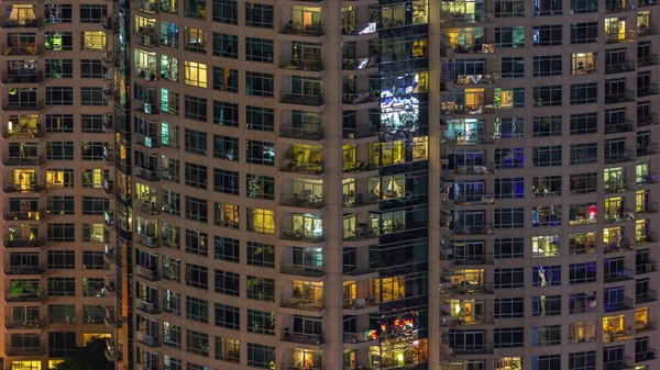 Parlak Pencereli Dış Apartman Manzaralı Bir Zaman Çizelgesi Camdan Yansıyan — Stok fotoğraf