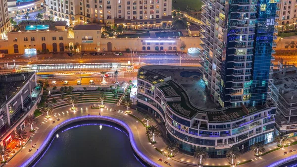 迪拜的滨海弯曲的海滨和城市的长廊从上方经过 Jbr区电车车站附近的交通情况 沿着运河俯瞰摩天大楼的空中景观 — 图库照片