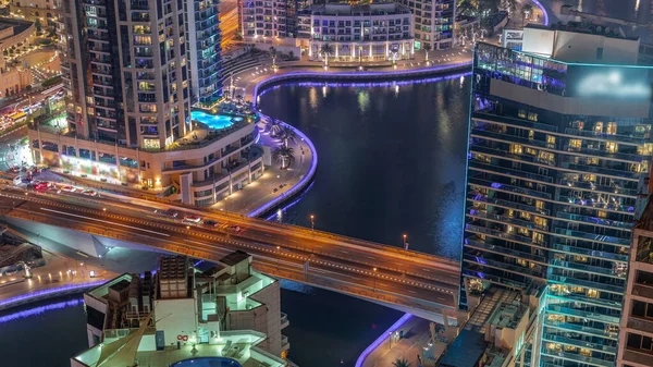 迪拜的滨海和城市的长廊从上方经过 沿着运河俯瞰摩天大楼的空中景色 车流过桥下的Yacts — 图库照片