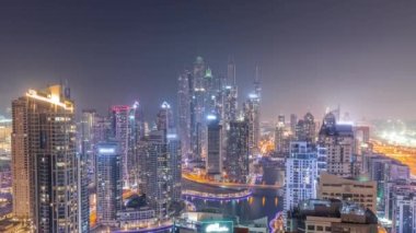 Dubai Marina hava sahasının en yüksek bloğundaki çeşitli gökdelenlerin görüntüsü.