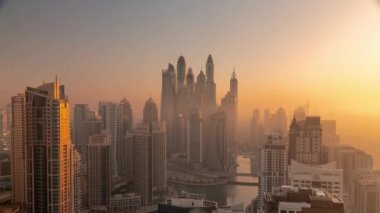 Dubai Marina Havaalanı 'nın en uzun bloğundaki çeşitli gökdelenlerin görüntüsü