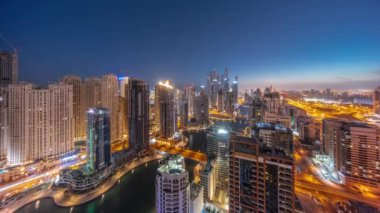 Dubai Marina hava sahasının en yüksek bloğundaki çeşitli gökdelenlerin panoraması.