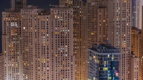 Jumeirah Beach Residence en originele architectuur gele torens in Dubai lucht nacht timelapse. — Stockvideo