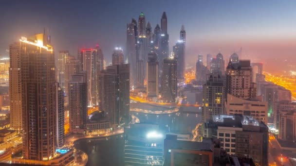 Вид на різні хмарочоси в найвищому рецепційному блоці Дубай Марина вночі — стокове відео