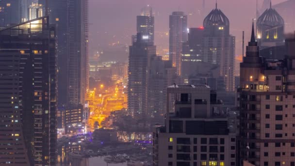 Ντουμπάι Marina και Media City συνοικίες με σύγχρονους ουρανοξύστες και κτίρια γραφείων κεραία νύχτα με την ημέρα timelapse. — Αρχείο Βίντεο