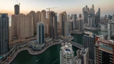 Dubai Marina hava sahasının en yüksek bloğundaki çeşitli gökdelenlerin görüntüsü.