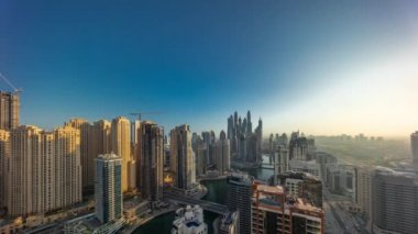 Dubai Marina hava sahasının en yüksek bloğundaki çeşitli gökdelenlerin görüntüsü.