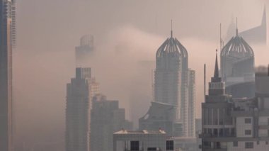 Dubai Marina ve Medya Şehri bölgelerinde modern gökdelenler ve ofis binaları havadan zaman ayarlı..