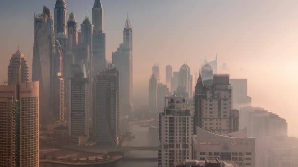 Uitzicht op verschillende wolkenkrabbers in hoogste recidentiële blok in Dubai Marina luchtfoto timelapse — Stockvideo