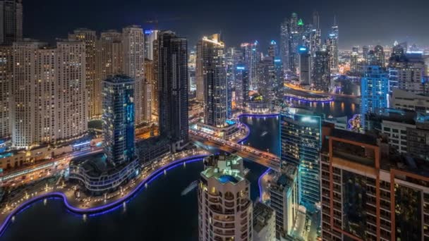 Panorama pokazująca różne drapacze chmur w najwyższym bloku wzajemnym w Dubai Marina antenowa noc timelapse — Wideo stockowe