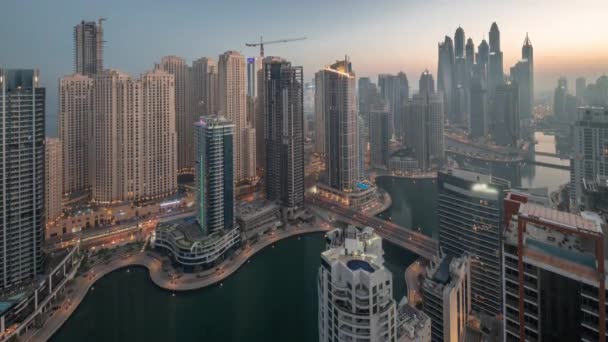 Άποψη των διαφόρων ουρανοξύστες σε ψηλότερη recidential μπλοκ στο Ντουμπάι Μαρίνα εναέρια νύχτα με την ημέρα timelapse — Αρχείο Βίντεο