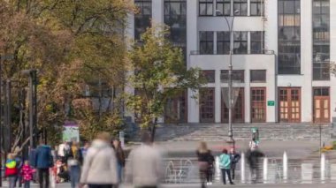 Özgürlük Meydanı 'ndaki Gosprom binasında Ukrayna' nın Kharkov şehrinde yeni kurumuş bir çeşme var.