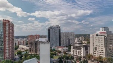 Kharkiv şehir panoraması tüm gün yukarıdan izleniyor. Ukrayna.